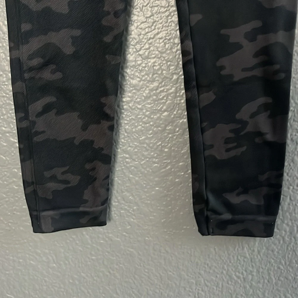 Spanx// Look at me now leggings black and gray camo size small